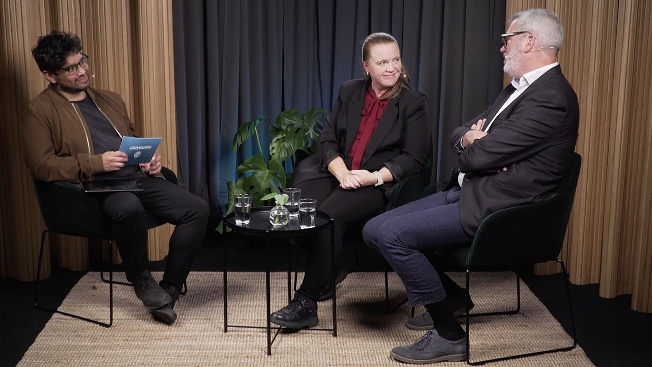 tre personer sitter i en studio och samtalar